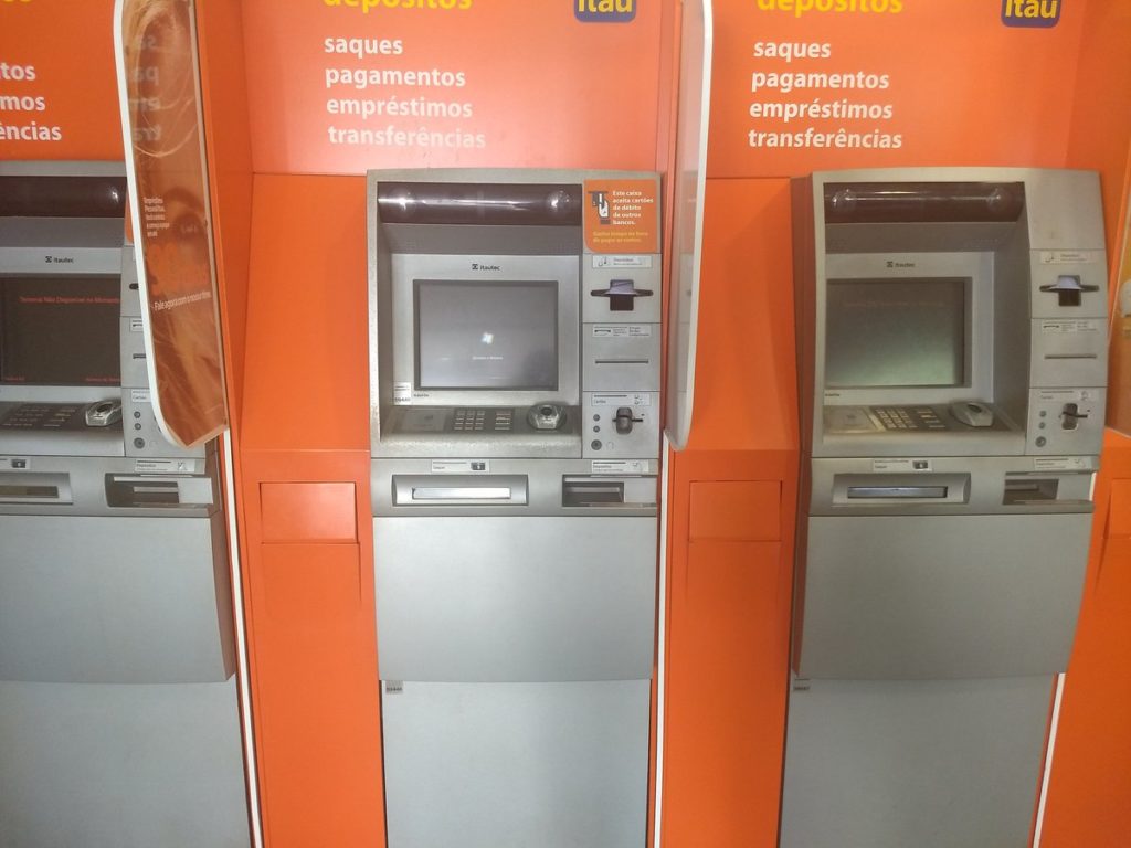 Como sacar dinheiro no caixa eletrônico Itaú