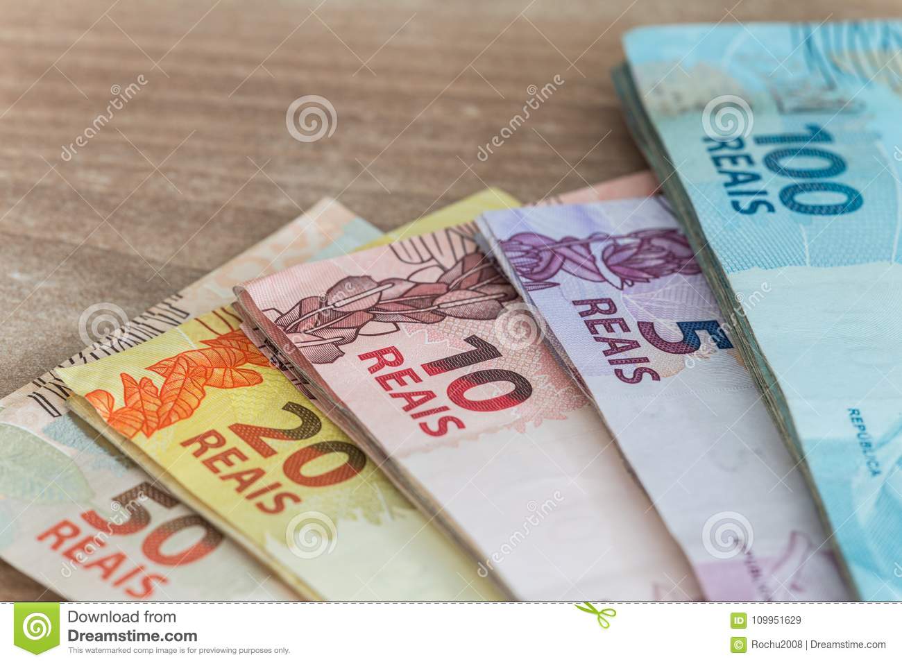 Dinheiro brasileiro e moedas comemorativas 