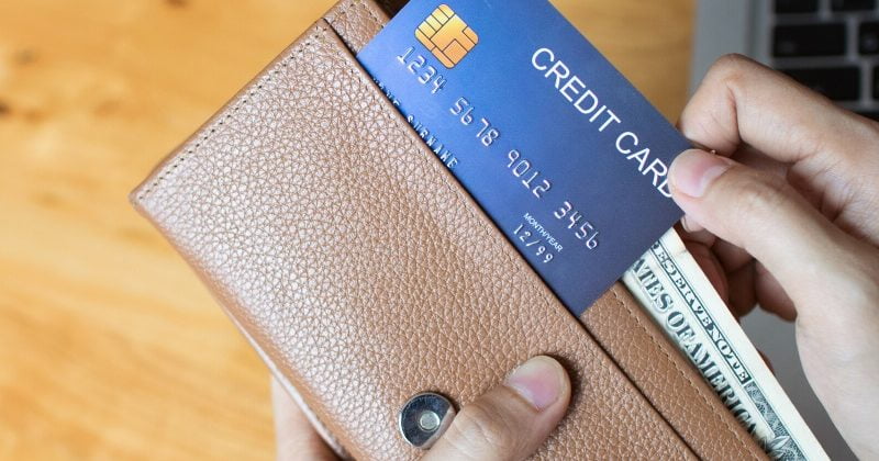 qual a diferença entre sacar no débito e no crédito